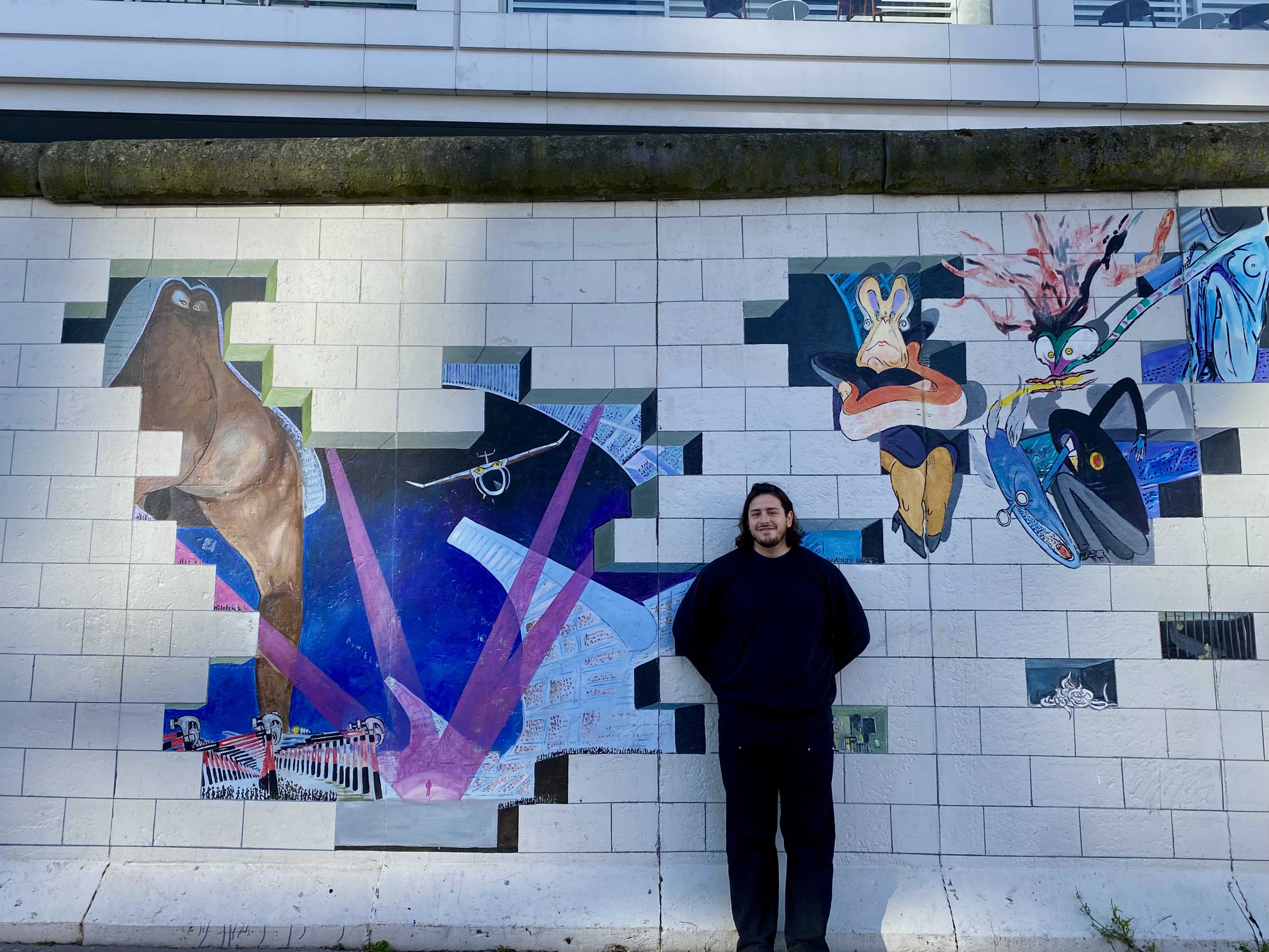 Rodrigo frente a un mural